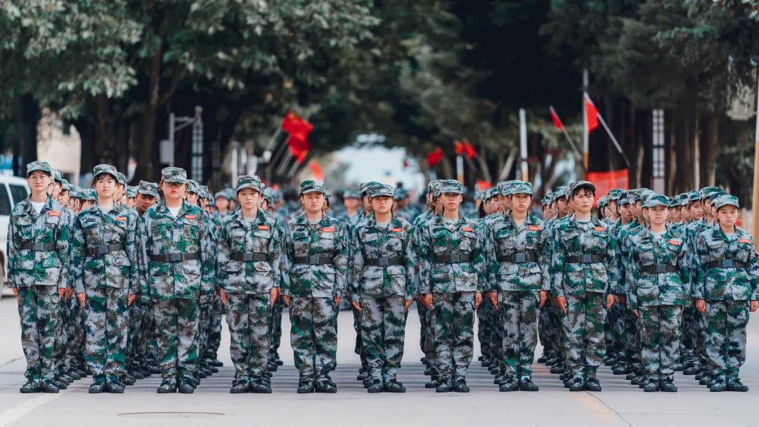 军训第三天 太阳底下的我们，看着那乌云乌云快走开