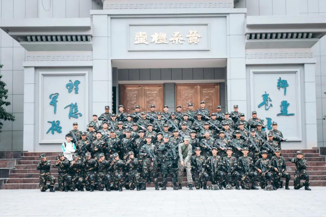 心心念念的军训大合照来啦