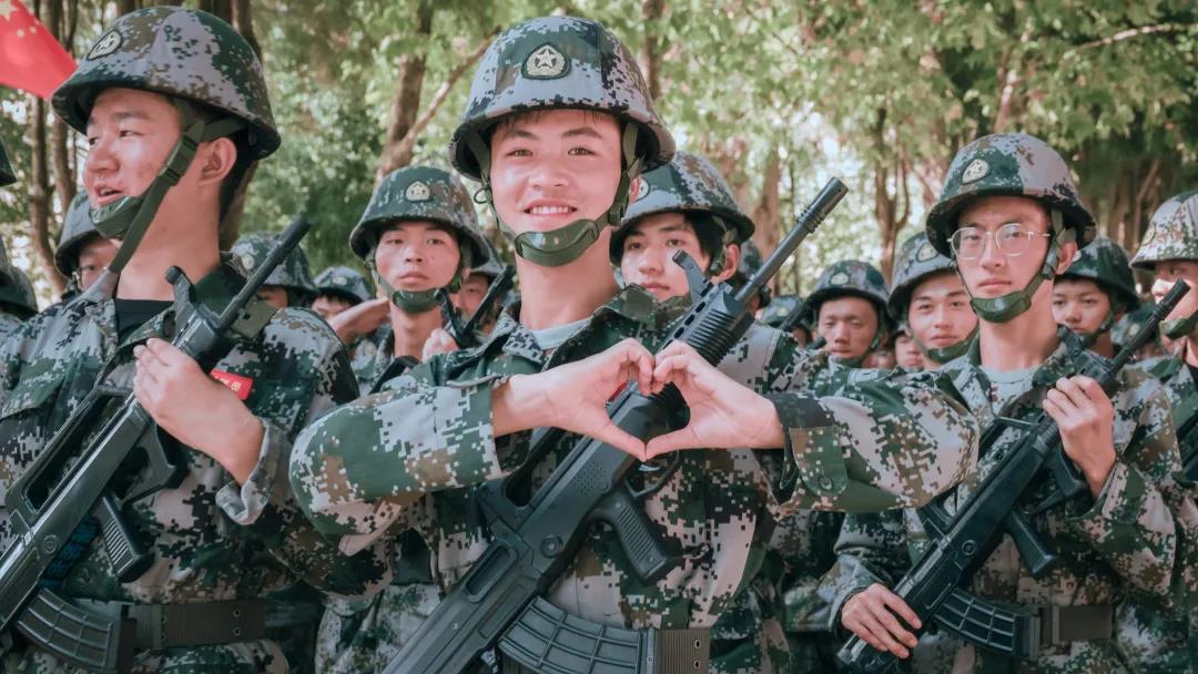 光荣绽放，勇者无惧，2020级新生军训汇演倒计时，更有15天的精彩回顾，回到梦寐之地