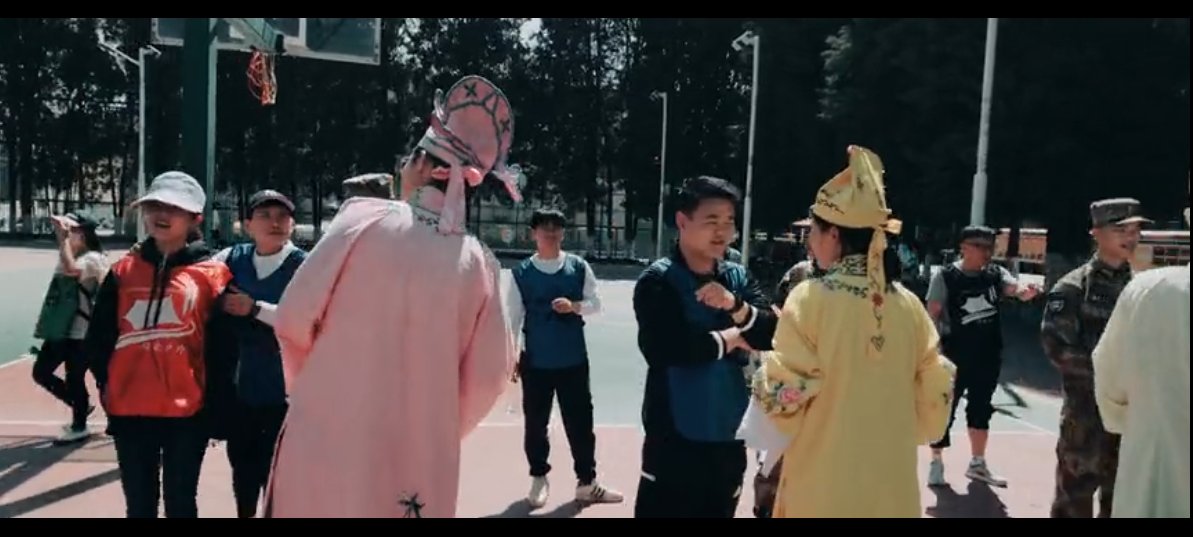 趣味运动会来袭，来看老师们释放快乐的一面吧