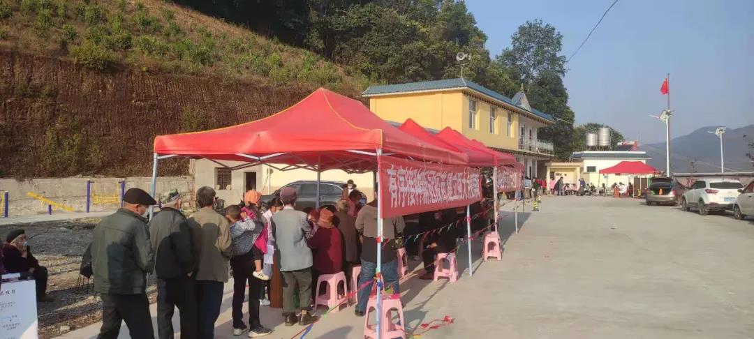 【为群众办实事】接种新冠疫苗 共筑免疫防线——云南农业职业技术学院助力龚家寨村筑牢疫情防控安全线